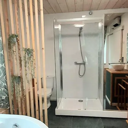 Apartment Les Bulles De Victor, Studio Baignoire Balneo